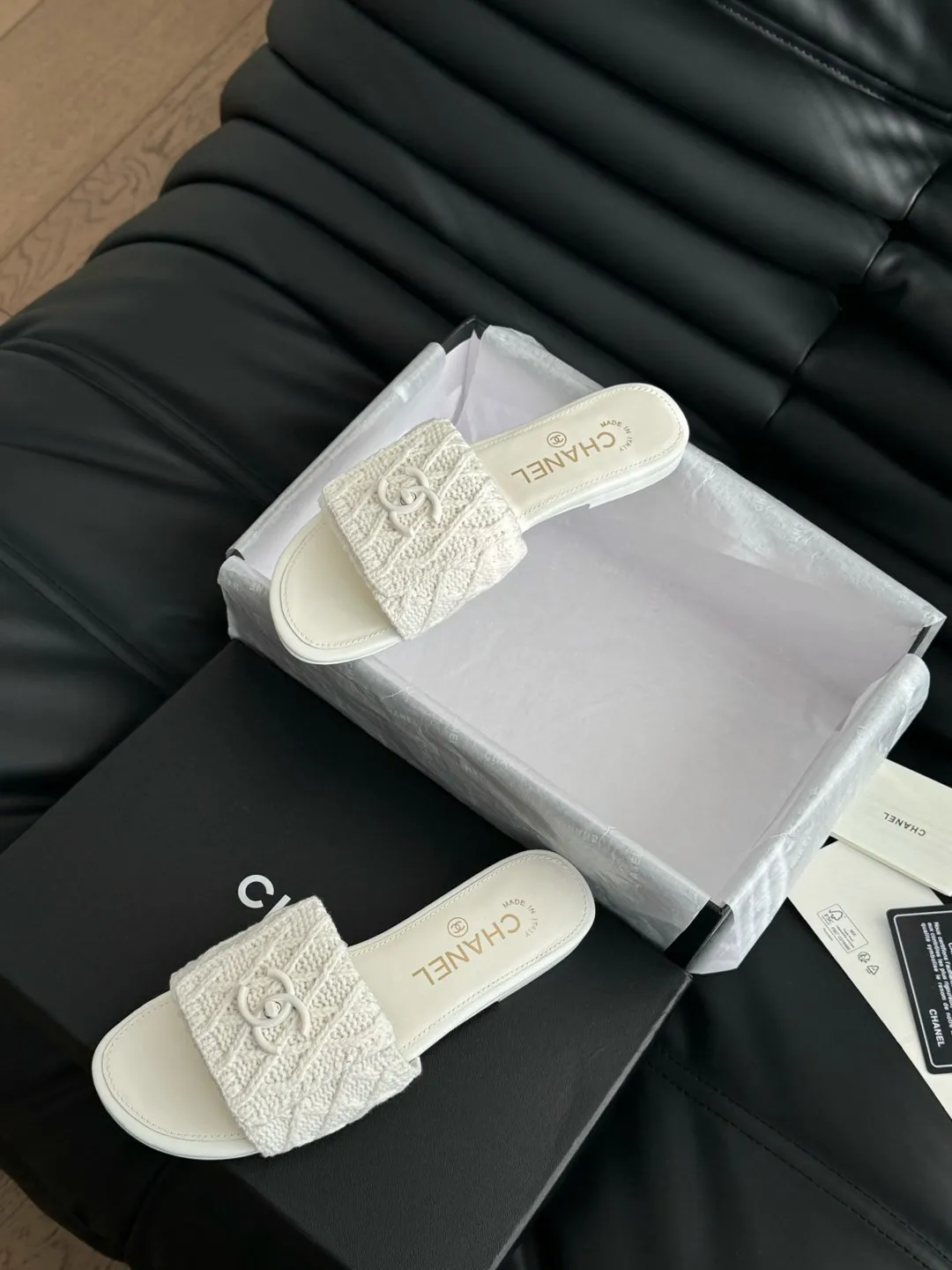 👟👟Ex-factory price 400👟👟 Women's Shoes Women's Clothing Chanel 25C New School Bag Buckle Slippers Return of the classic school bag buckle design Special Vintage full of retro flavor Loafers have also grown to the aesthetic level Cowhide upper, sheepskin lining Original outsole Size: 35-39 40 41 42 Customized, non-refundable and non-exchangeable